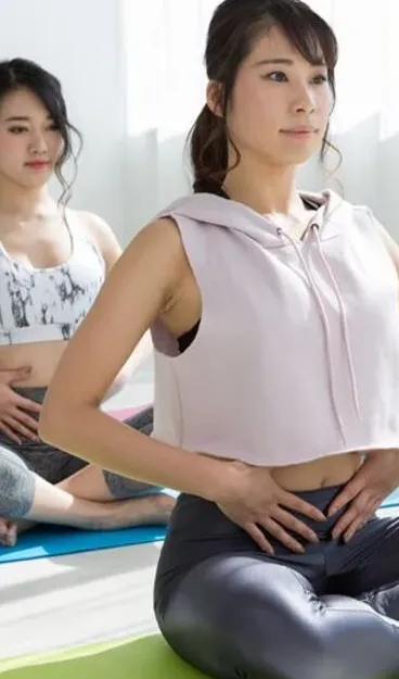 プラブヨガは、インド古代から口伝で受け継がれてきた伝統的な流派です。心と体の司令塔である脳と神経の繋がりに意識を向けることで、脳と体がスムーズに連携する感覚が体験できます。日本に専門のインストラクターが少なく、専門性の高い分野ですが、動きはシンプルです。運動能力や体力に自信がない方でも通えますので、ぜひ健康維持にご活用ください。プラブヨガは、インド古代から口伝で受け継がれてきた伝統的な流派です。心と体の司令塔である脳と神経の繋がりに意識を向けることで、脳と体がスムーズに連携する感覚が体験できます。日本に専門のインストラクターが少なく、専門性の高い分野ですが、動きはシンプルです。運動能力や体力に自信がない方でも通えますので、ぜひ健康維持にご活用ください。