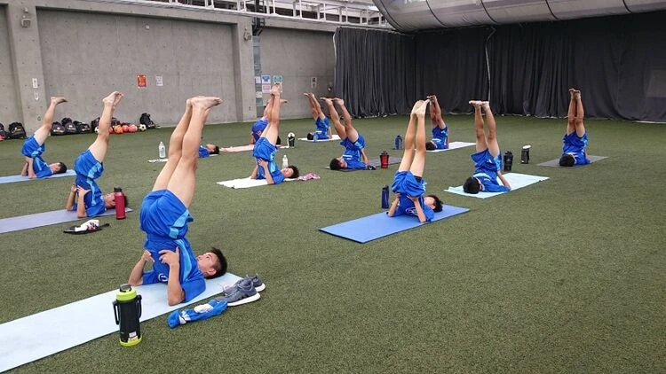 プラブヨガナディクレンジングを通して脳の活性化や内臓機能の活性化を促します。ナディクレンジングとは、体の生命エネルギーの通り道を浄化することです。さらに、内臓や筋肉が本来の機能を取り戻すことで自然治癒力を高めます。体全体が活性し、エイジングケア効果も期待できるのが魅力です。独特な呼吸と動きを丁寧に指導するので、大阪の様々な年齢層のお客様にご活用いただいております。